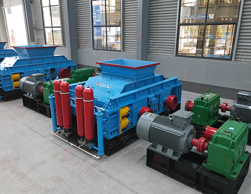 瓜米石液壓對(duì)輥制砂機(jī)工作現(xiàn)場